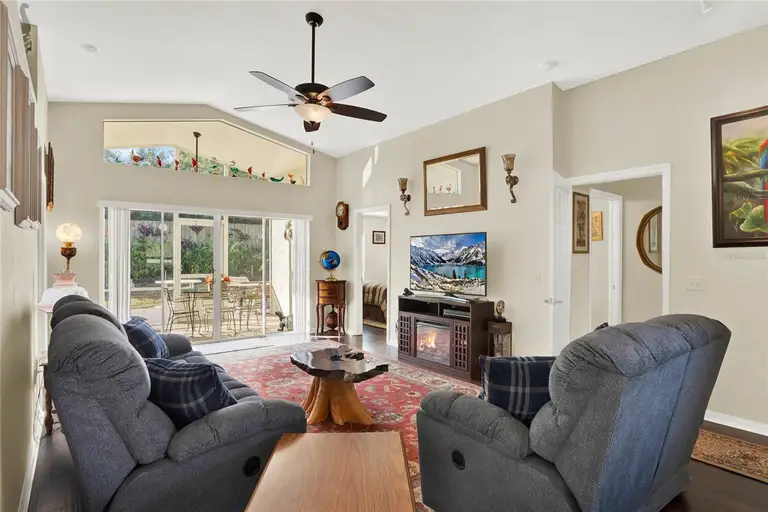 428 LAKE SUZANNE DR — photo 4