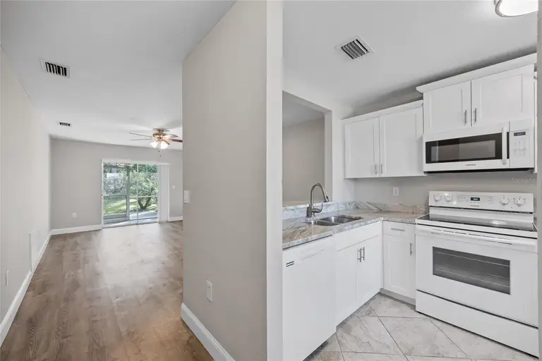 2914 WESTMORELAND CT — photo 3