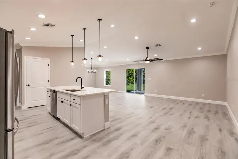 813 NE 6TH AVE — photo 3