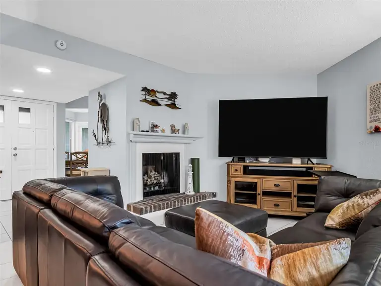 423 WINDRUSH BAY DR — photo 3