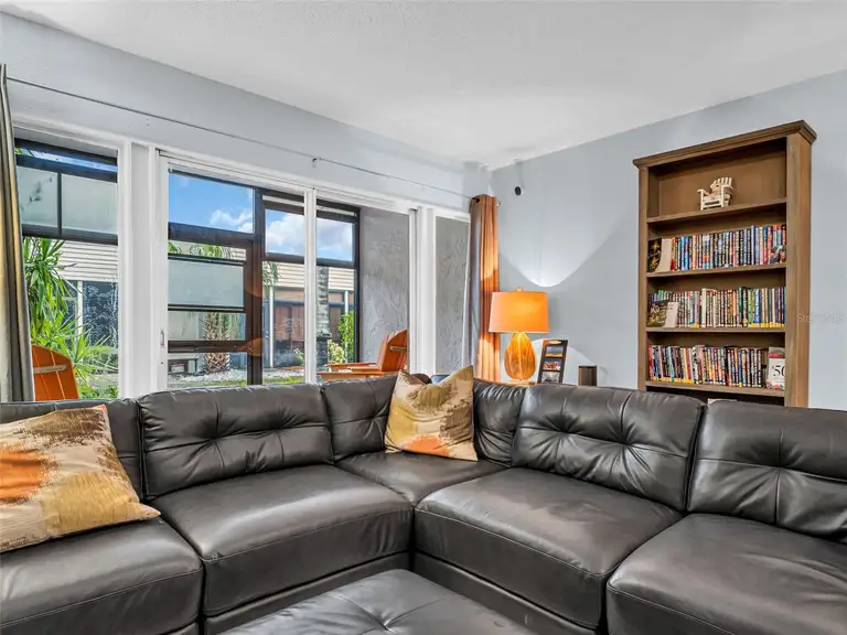 423 WINDRUSH BAY DR — photo 4