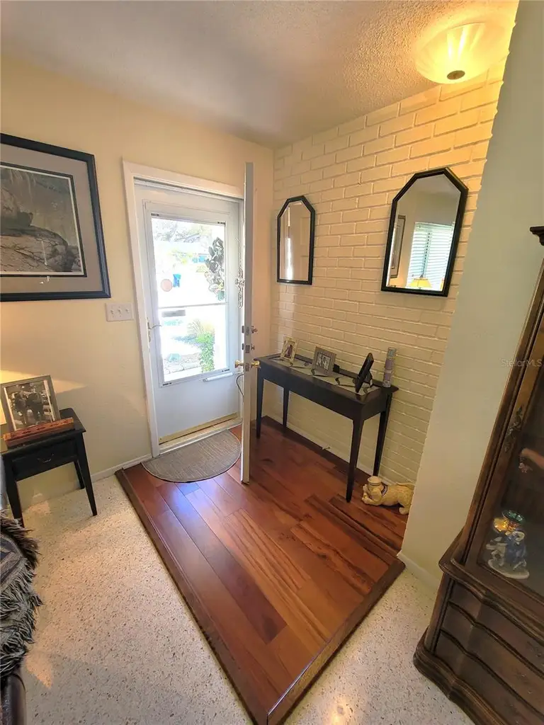 1340 OAKBROOK DR — photo 2