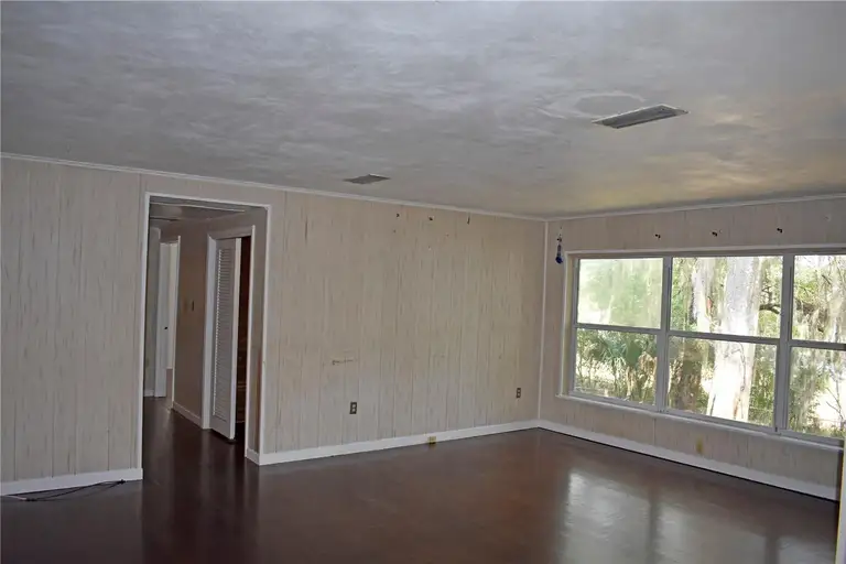 330 SW JASMINE AVE — photo 5