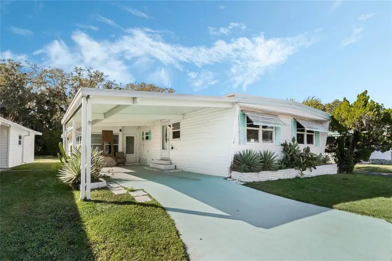 6 COCOS PLUMOSA DR #B — photo 2