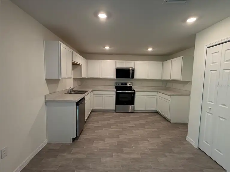 880 HUDSON VALLEY DR — photo 4
