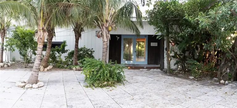 300 GARDEN LN — photo 2