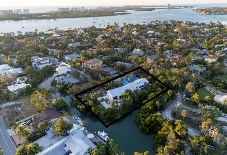 300 GARDEN LN