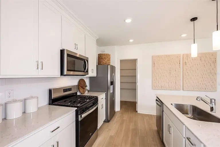 6279 BROAD FIELD AVE — photo 3