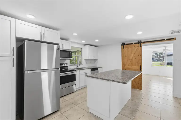 5802 GREENWOOD WAY — photo 2