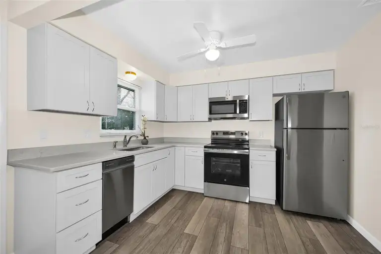 8315 BURGUNDY DR N #8315 — photo 4