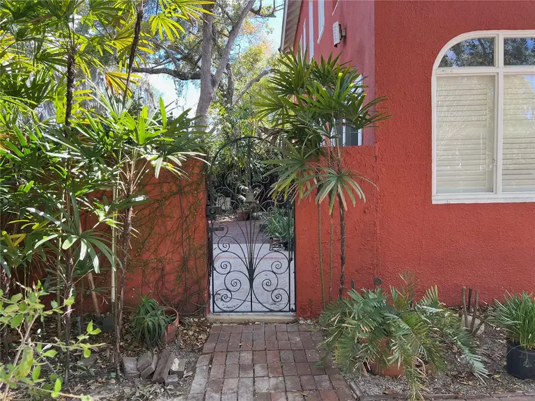 318 VITORIA AVE — photo 4
