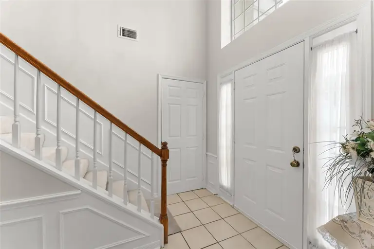 925 BERESFORD WAY — photo 3