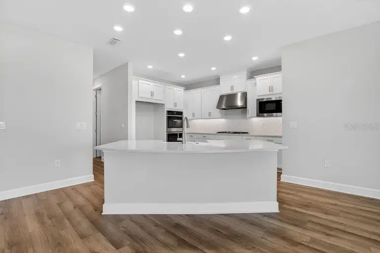 656 JUNONIA BLVD — photo 2