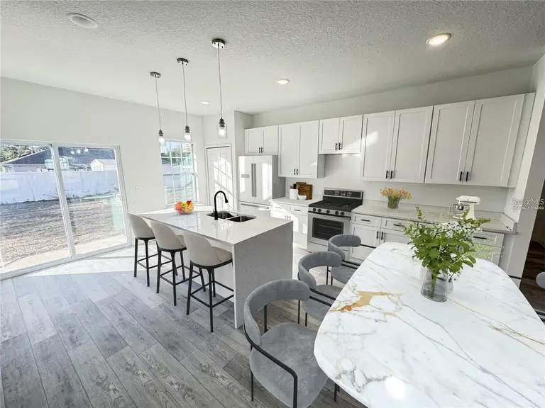 572 W BLUSTER PL — photo 5