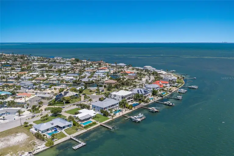 633 KEY ROYALE DR — photo 4