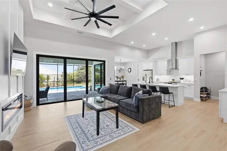 8105 ANTWERP CIR — photo 3