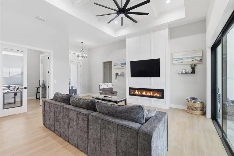 8105 ANTWERP CIR — photo 4