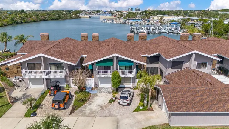 121 LAGOON CT