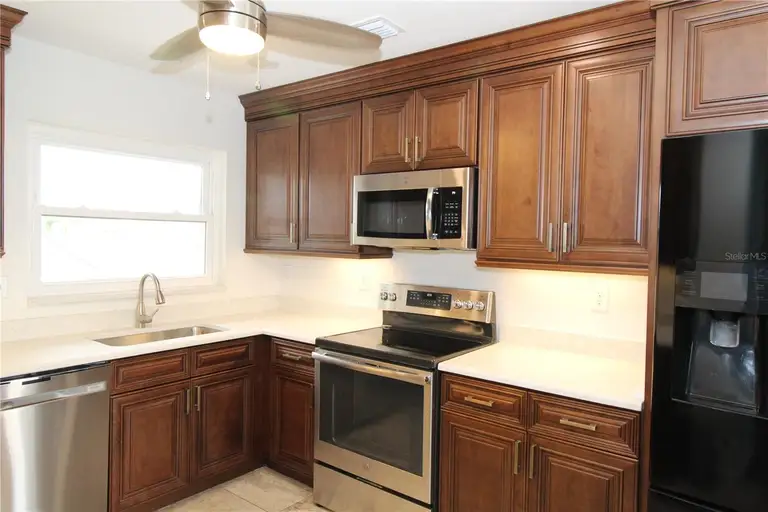 1104 DESERT HILLS DR — photo 4