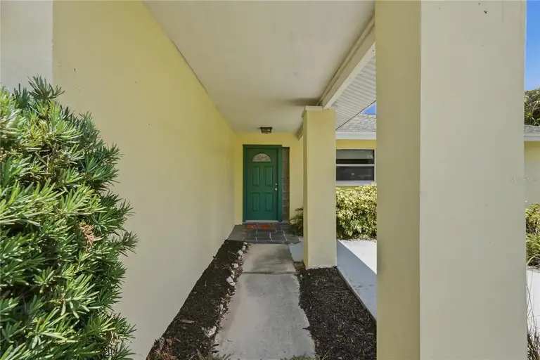 1634 DALE CIR N — photo 2