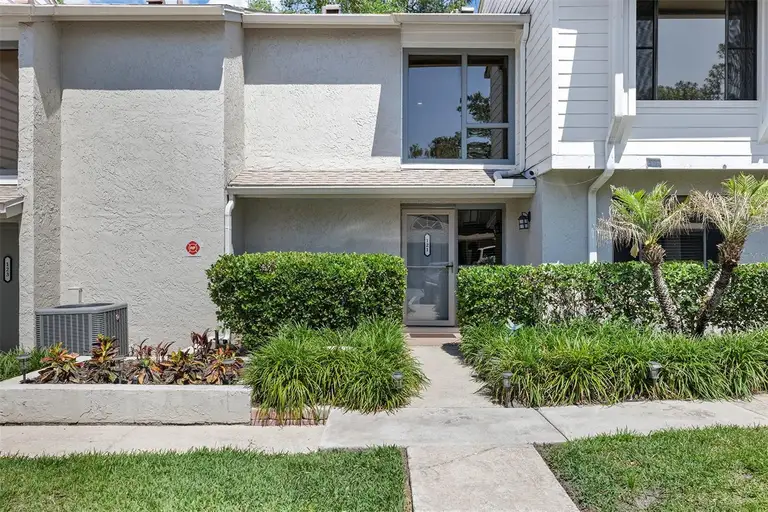 121 CROWN POINT CIR #121 — photo 2
