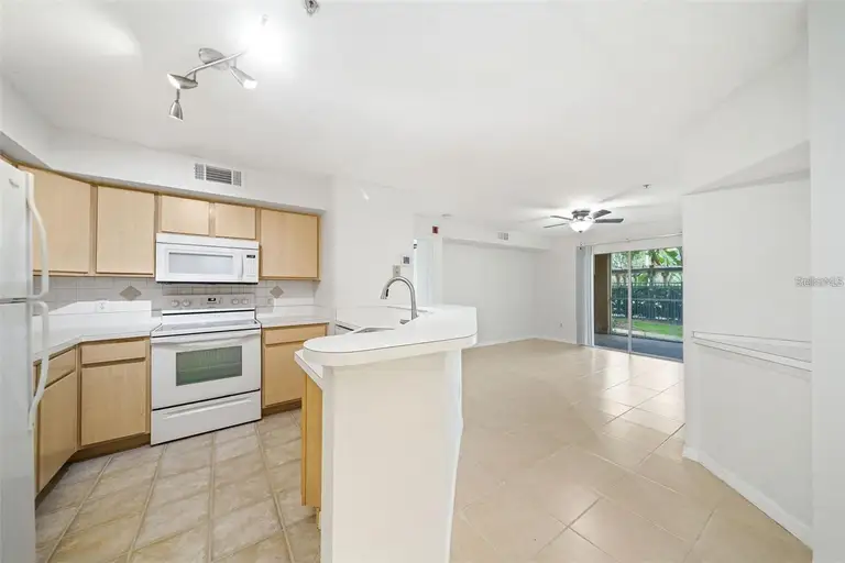 823 CAMARGO WAY #104 — photo 4