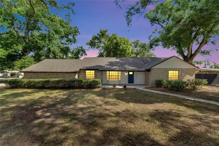 2207 PARKWOOD DR — photo 2