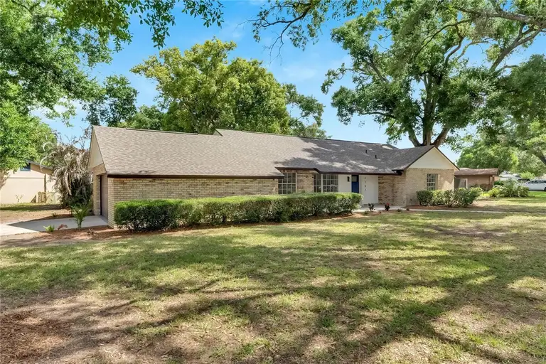 2207 PARKWOOD DR — photo 3