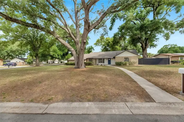 2207 PARKWOOD DR — photo 4