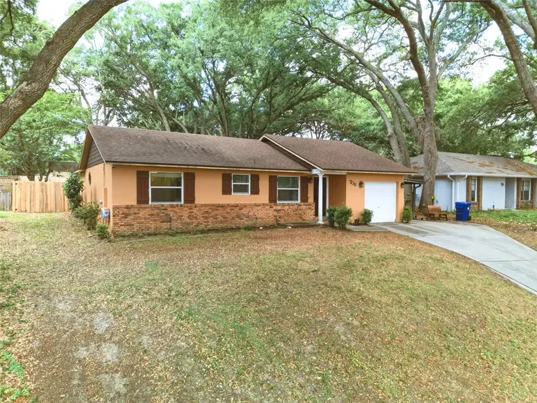 706 LAKEVIEW DR — photo 3