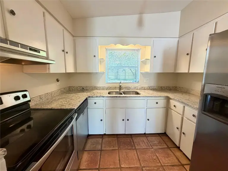 2619 E WASHINGTON ST — photo 4