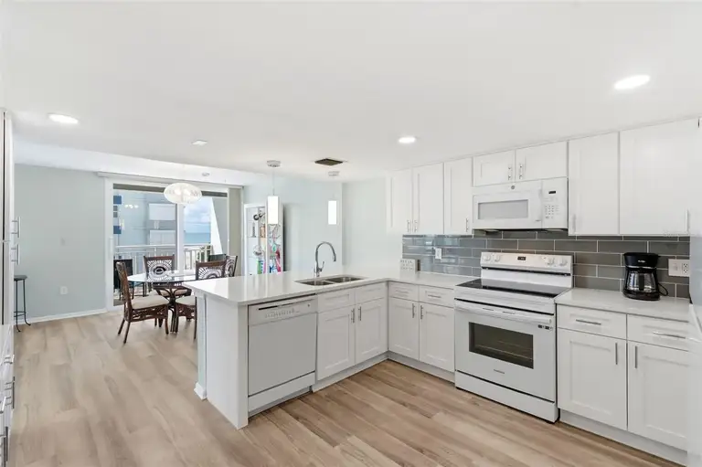 17408 GULF BLVD #403 — photo 3
