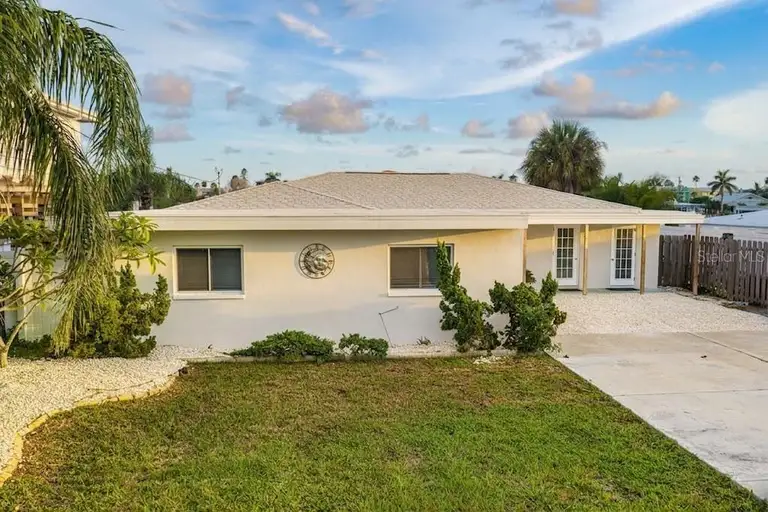 337 LA HACIENDA DR — photo 2