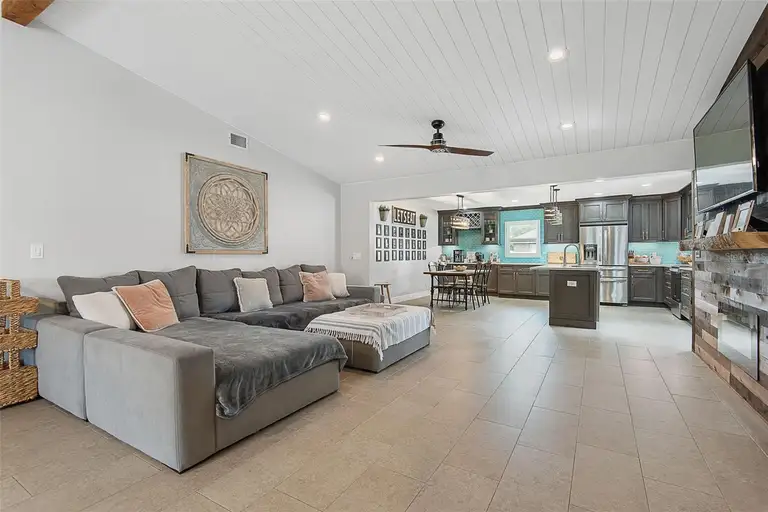 107 BURROUGHS DR — photo 3