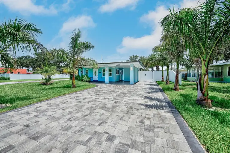 2425 BAYWOOD DR E — photo 2