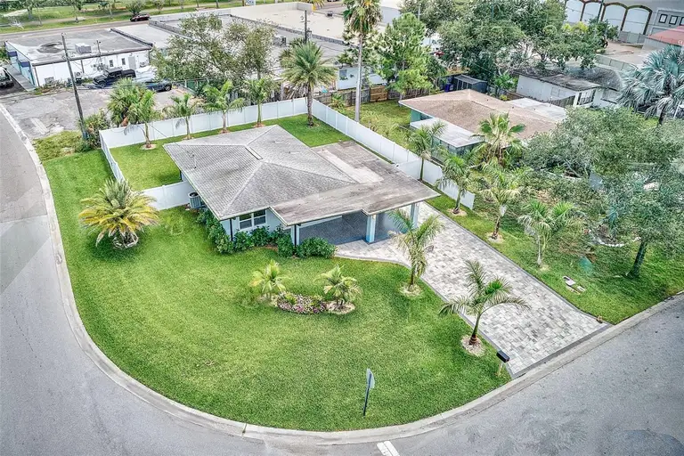 2425 BAYWOOD DR E — photo 3