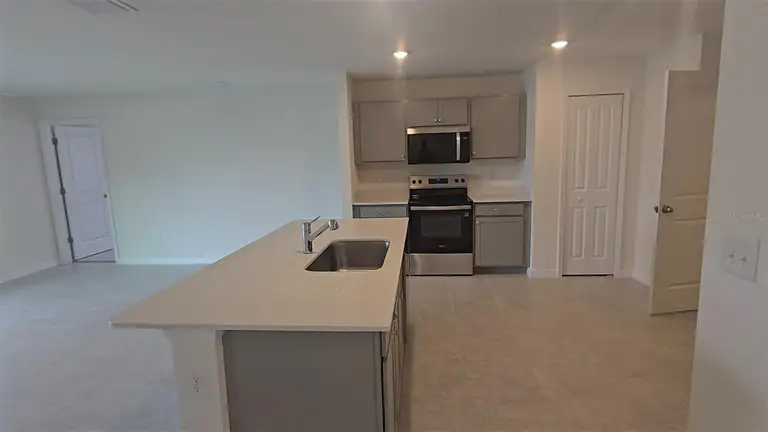 541 LAKEVIEW CT — photo 2